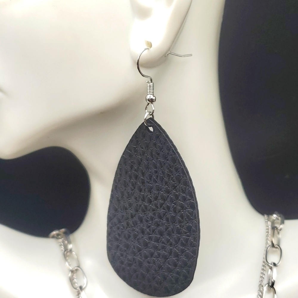 E980‎ black leather nwt earrings
